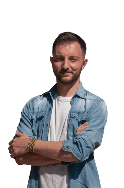 Ben-Gananda-no-bg Benjamin Galvan, OBM et consultant IA, bras croisés, en chemise en jean, accompagne les entrepreneurs créatifs et multipotentiels