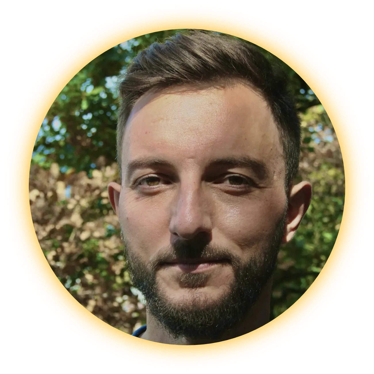 Benjamin-circle Portrait de Benjamin Galvan, OBM créatif, consultant IA et chef d’orchestre digital